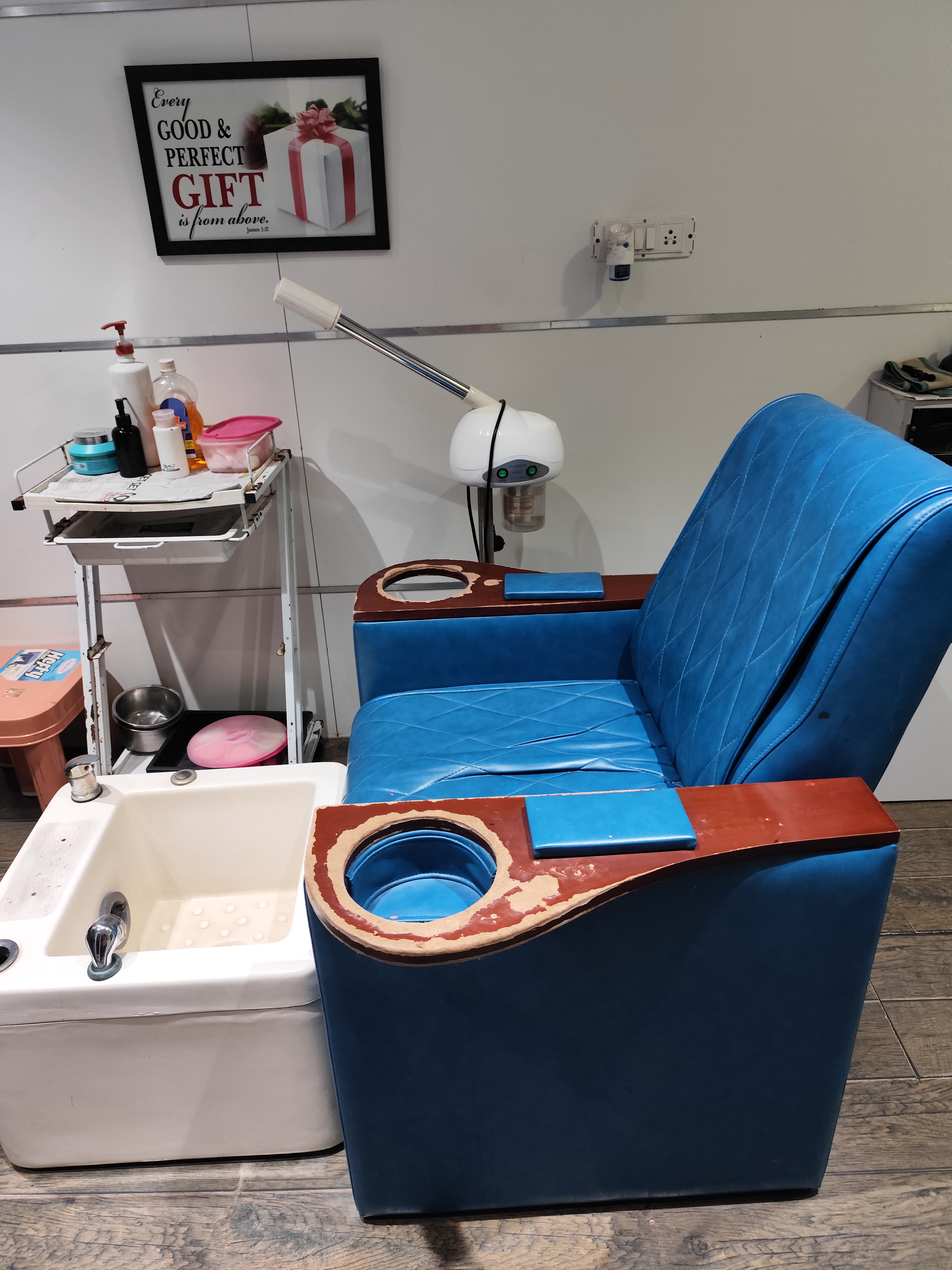 Refresh Salon gallery
