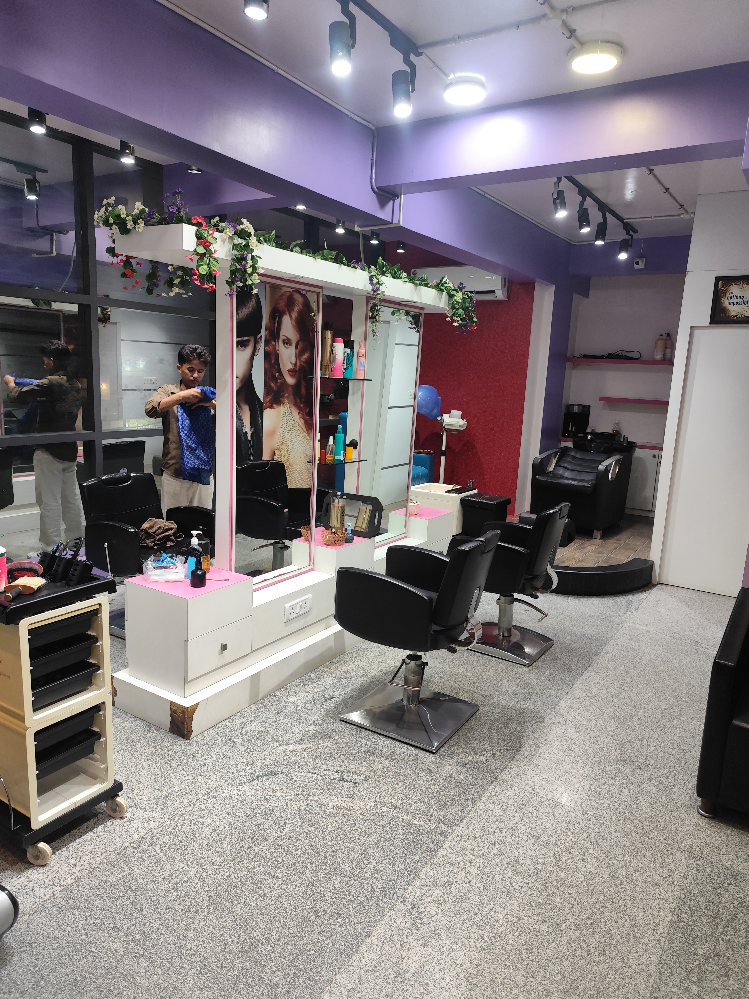 Refresh Salon gallery