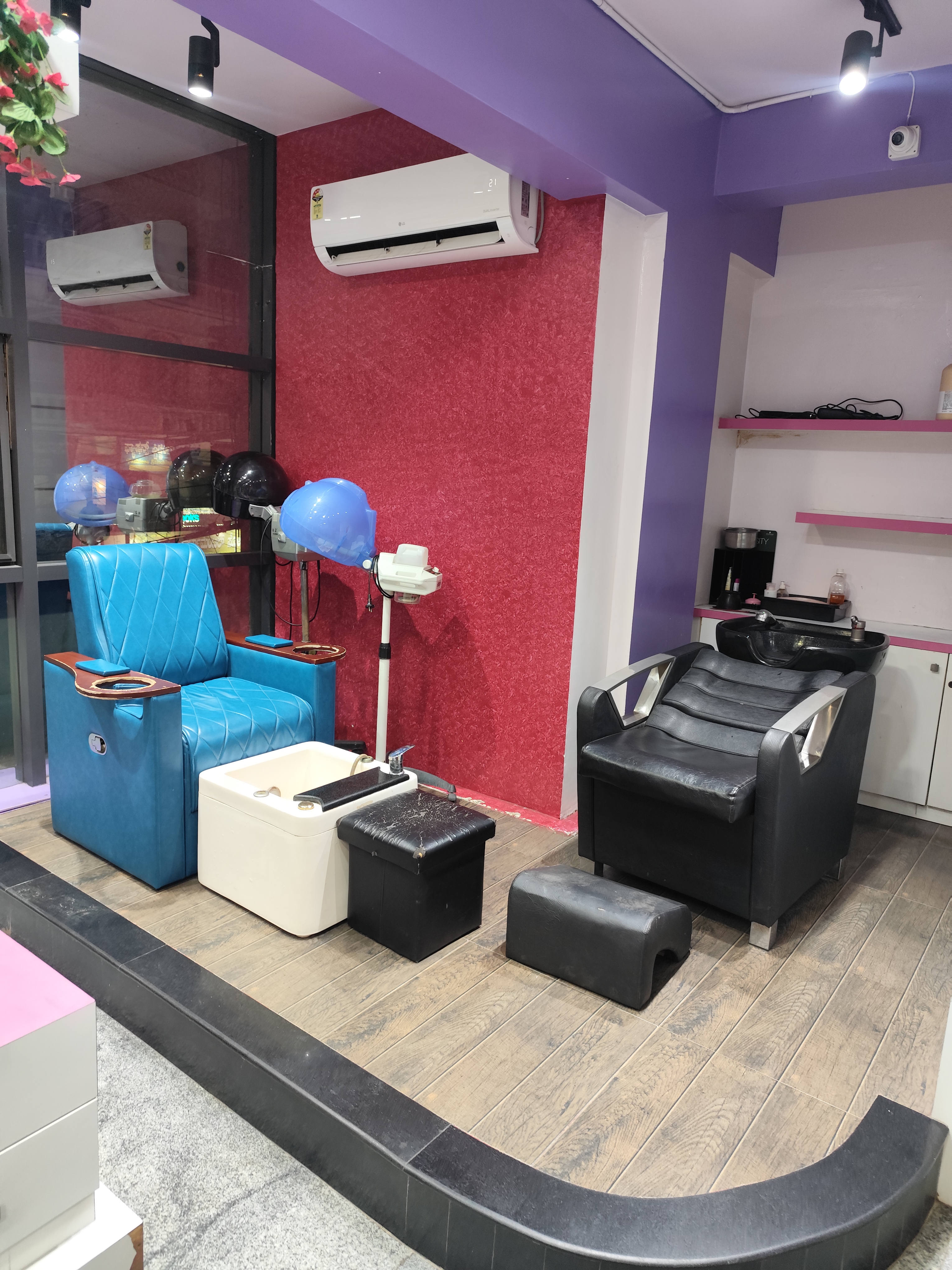 Refresh Salon gallery