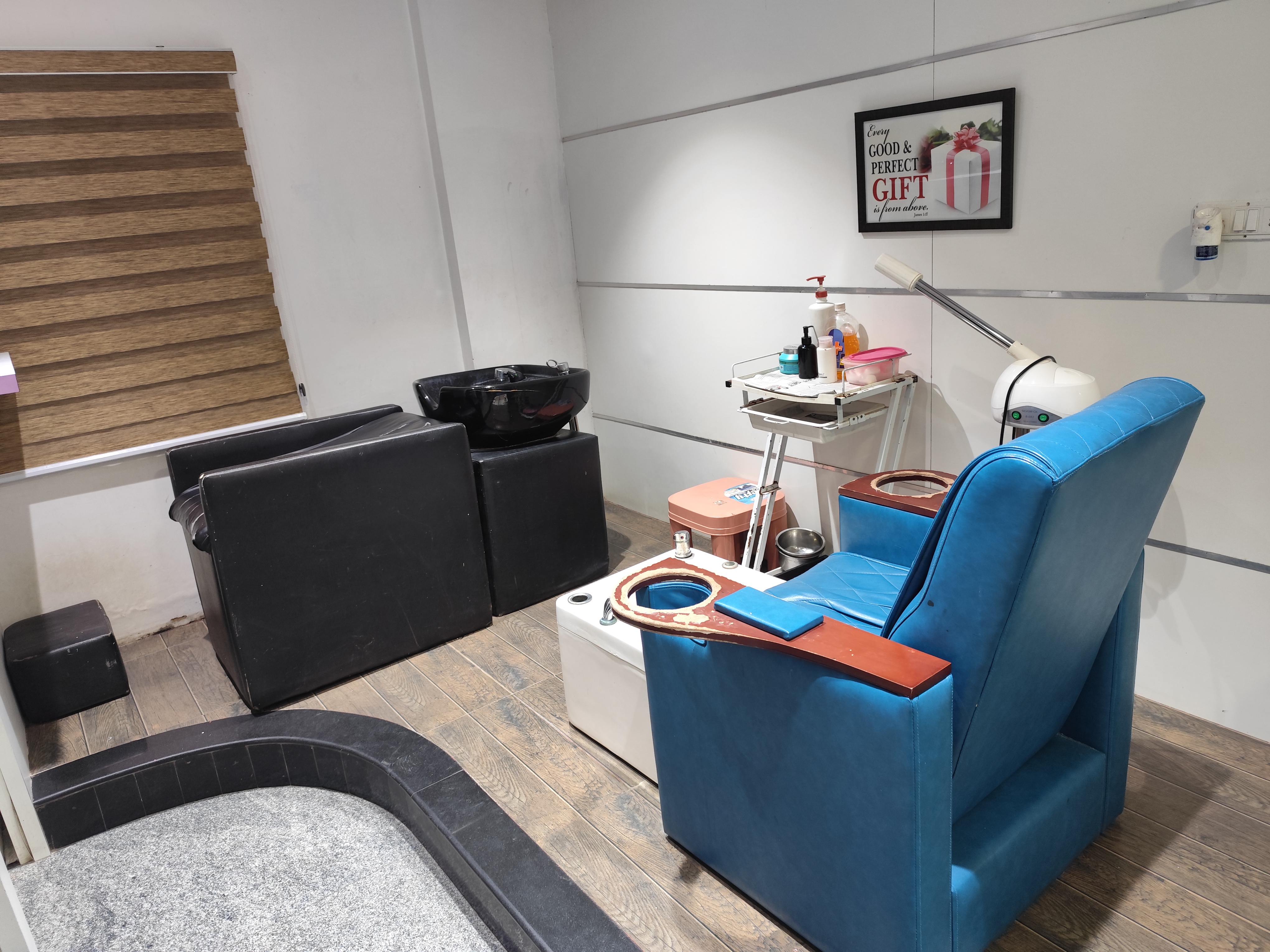 Refresh Salon gallery